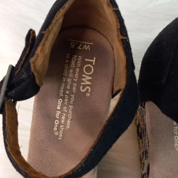 TOMS Woman's Canvas Chevron-Wedge Sandal B/W Sz 7.5 - Picture 12 of 12